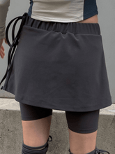 Minifalda con pantalones cortos y tirantes